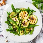 Insalata di zucchine, rucola e pecorino: una ricetta leggera e nutriente 1 zucchine grigliate rucola