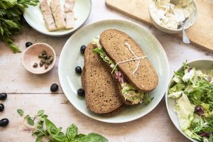 Panino con mousse di tonno, robiola, capperi e olive
