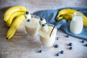 T&egrave; bianco con latte alla vaniglia e banane