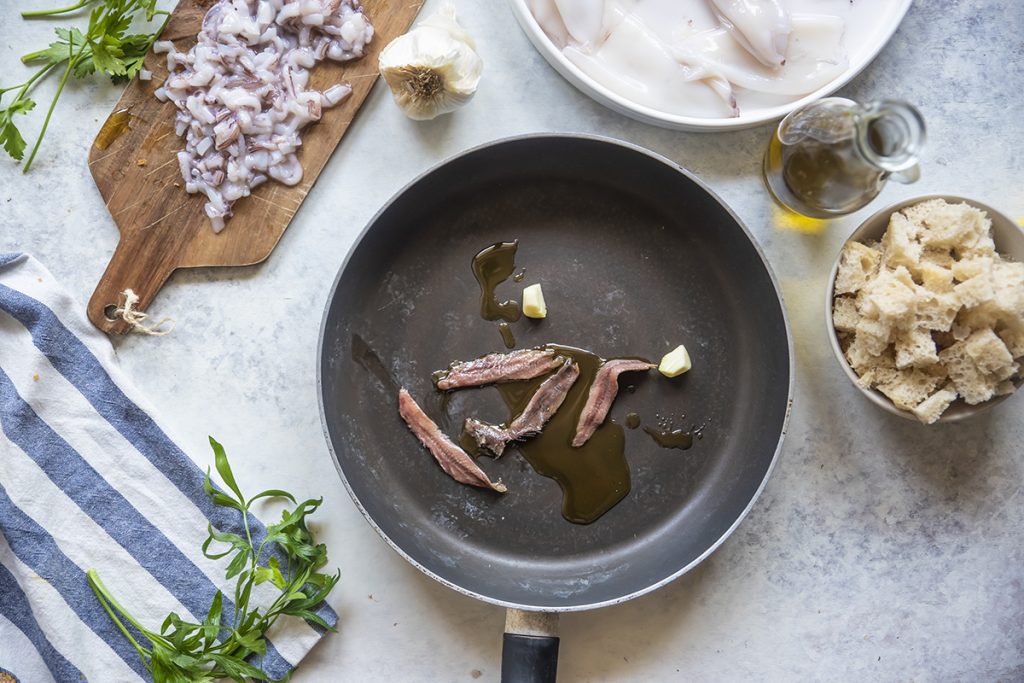 Calamari ripieni in padella, una ricetta leggera e saporita 3 calamari ripieni acciughe