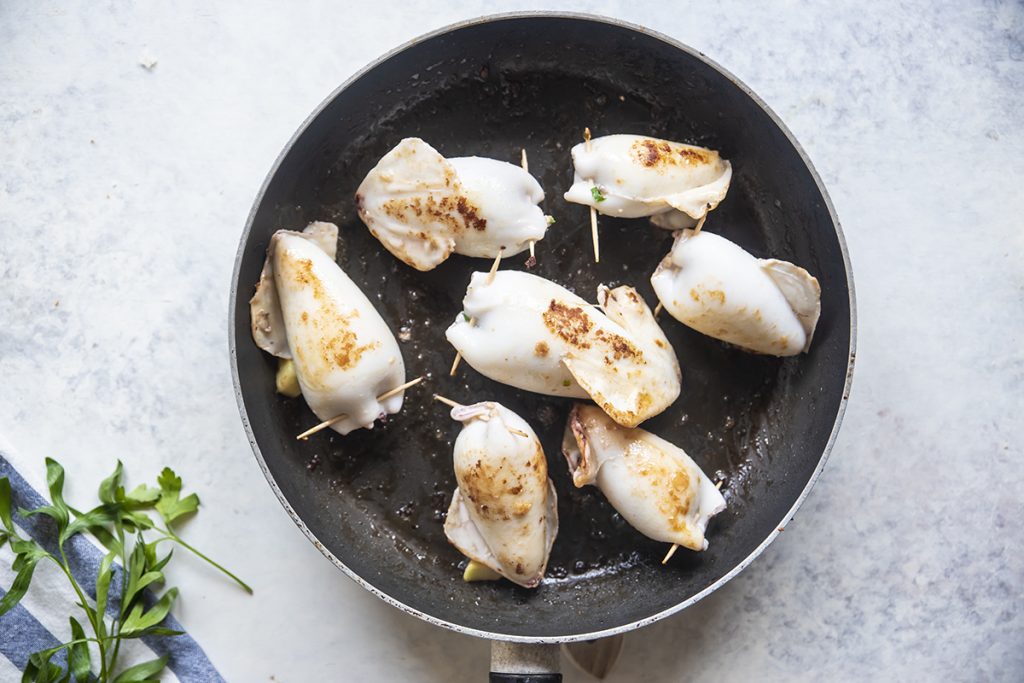 Calamari ripieni in padella, una ricetta leggera e saporita 7 calamari ripieni rosolati