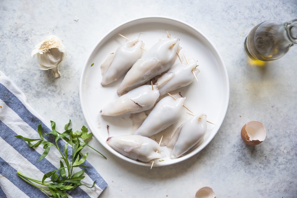 Calamari ripieni in padella, una ricetta leggera e saporita 6 calamari ripieni stuzzicadenti