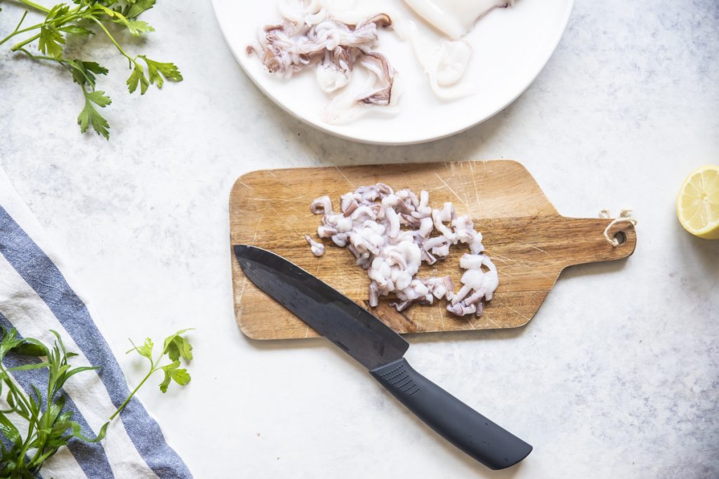Calamari ripieni in padella, una ricetta leggera e saporita 2 calamari ripieni tentacoli tritati