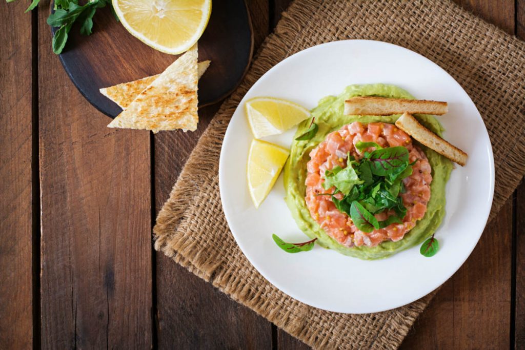 Cibi e ricette anti-afa per sconfiggere il caldo 4 cibi anti-afa: tartare di salmone
