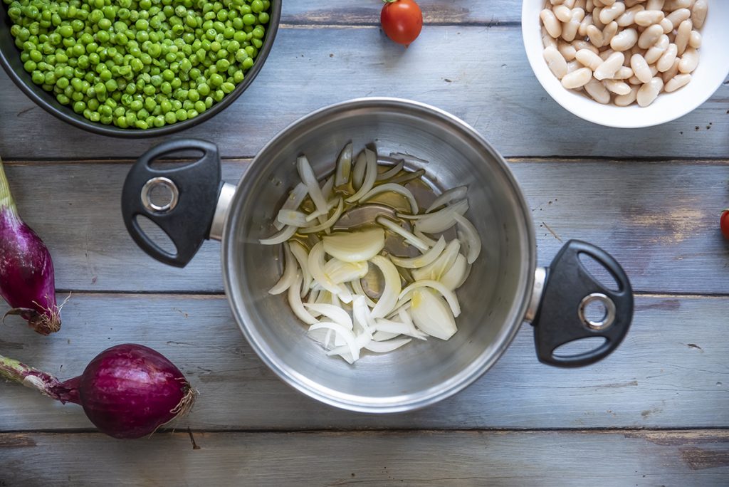 Zuppa fredda di piselli e fagioli cannellini 2 cipolla uno