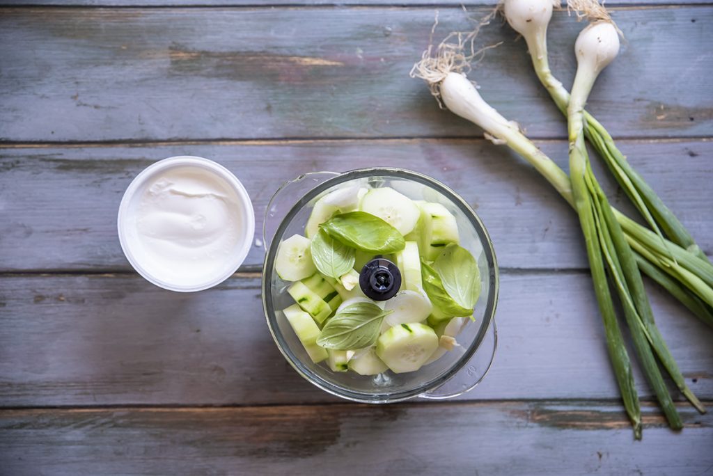 Zuppa fredda di cetrioli e feta 3 cipollotto due