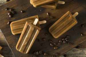 Ghiaccioli al caff&egrave;: la ricetta fresca per uno spuntino sano