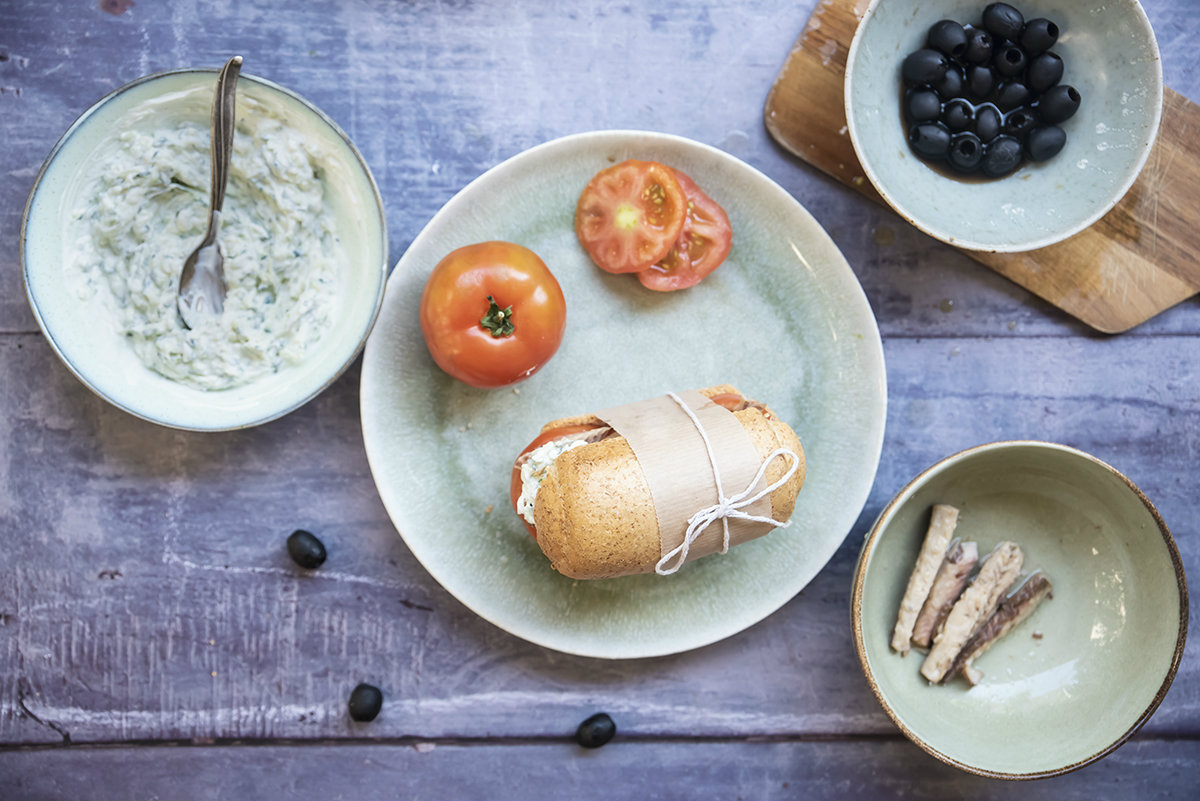 Ricette con i cetrioli: le migliori idee sane e fresche per depurarti e idratarti 14 Panino con tzatziki, sgombro, olive nere e pomodoro
