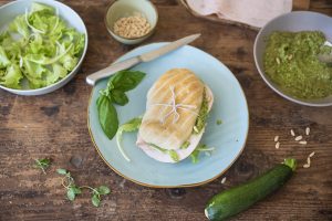Panino con pesto di zucchine e fesa di tacchino