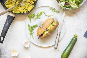 Panino con uova strapazzate alle zucchine e insalata
