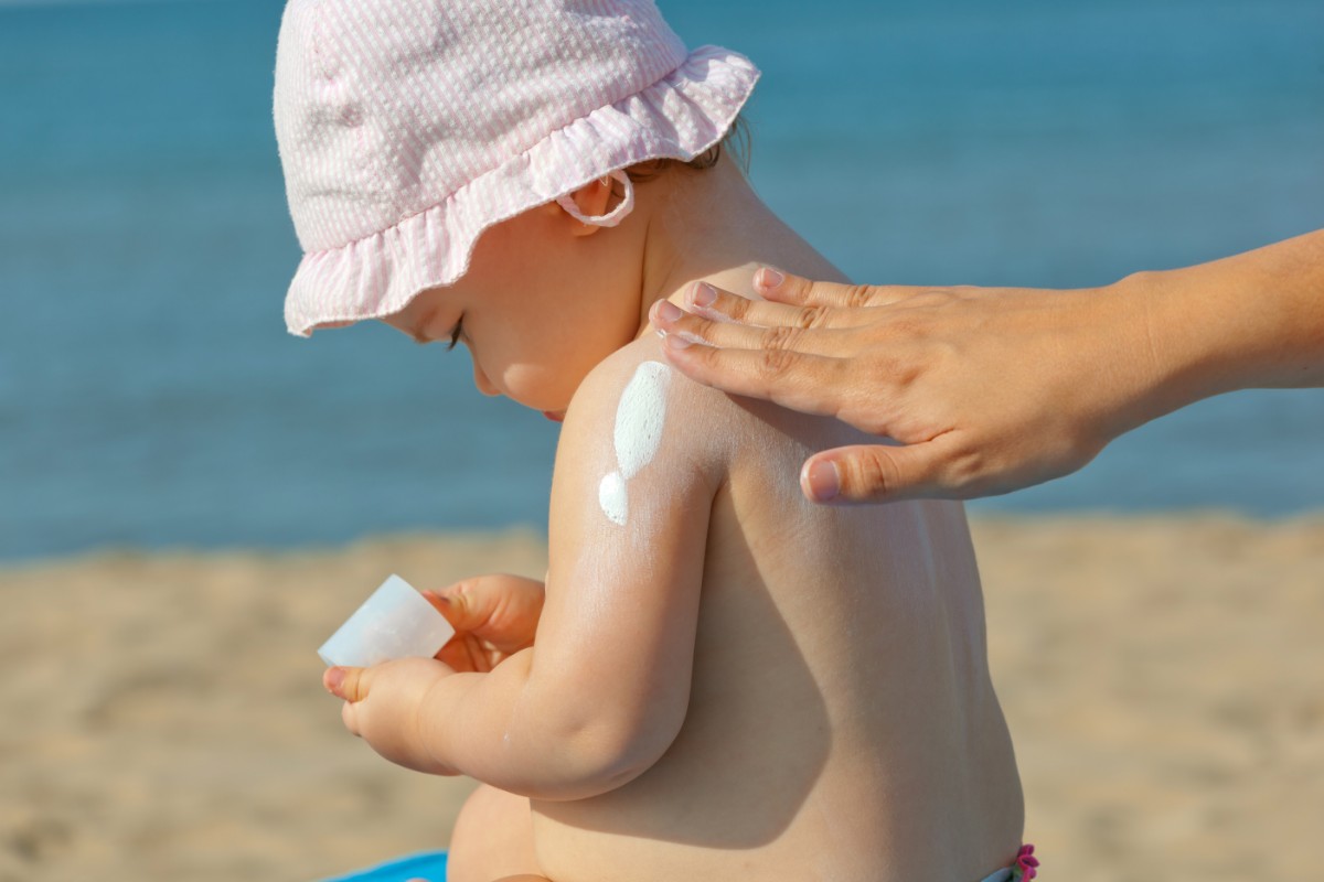 Come prevenire l’eritema solare: scegliere la crema in base al fototipo, integratori per la pelle e cibi 3 come prevenire l'eritema solare: la quantità giusta di solare
