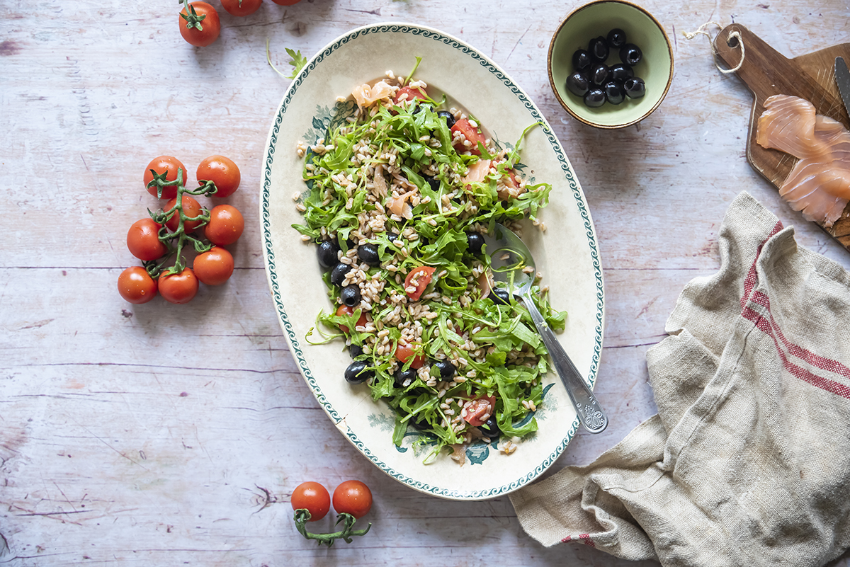 Ricette con farro: le migliori idee fresche e gustose 8 ricette con farro insalata di farro con salmone affumicato rucola olive pomodorini