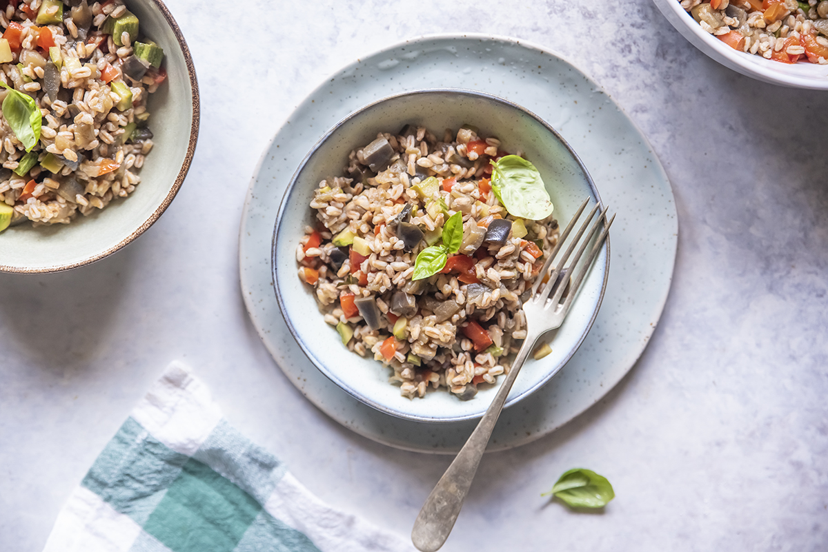 Ricette con farro: le migliori idee fresche e gustose 11 ricette con farro insalata di farro con melanzane, zucchine e peperoni al basilico