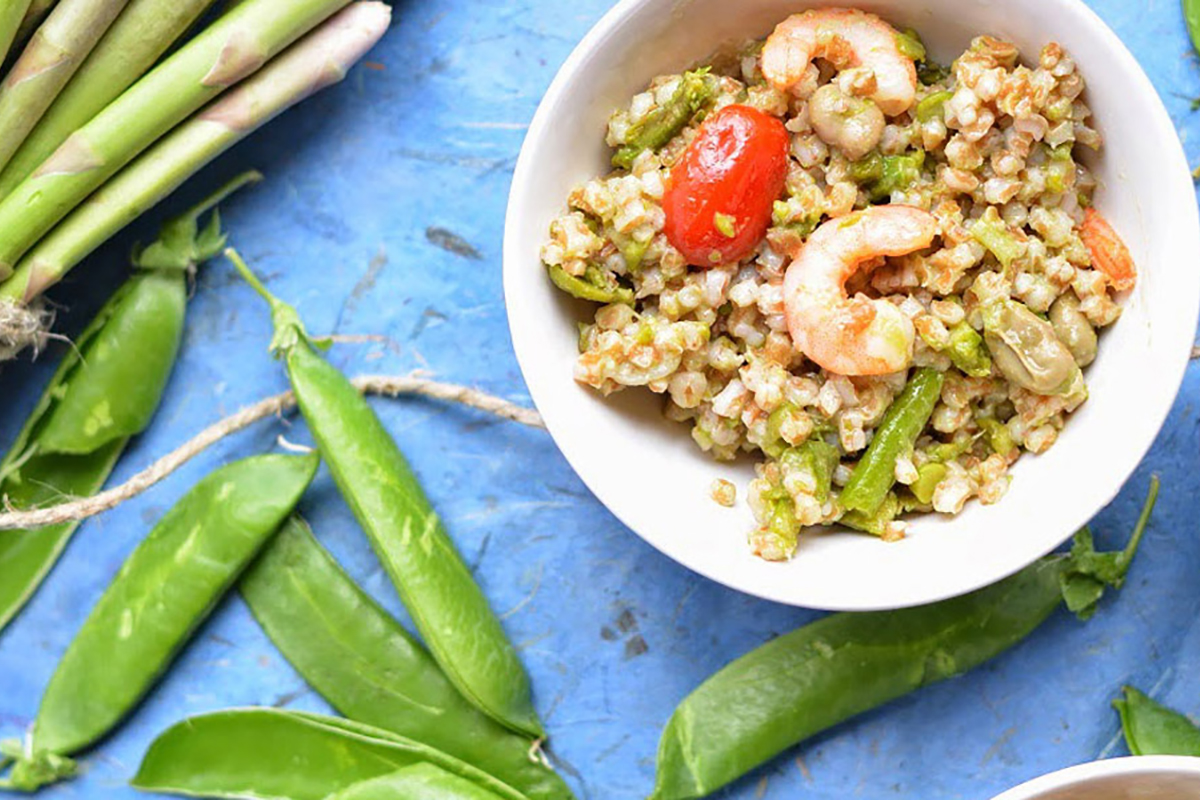 Ricette con farro: le migliori idee fresche e gustose 5 ricette con farro insalata primaverile di farro fave asparagi gamberi