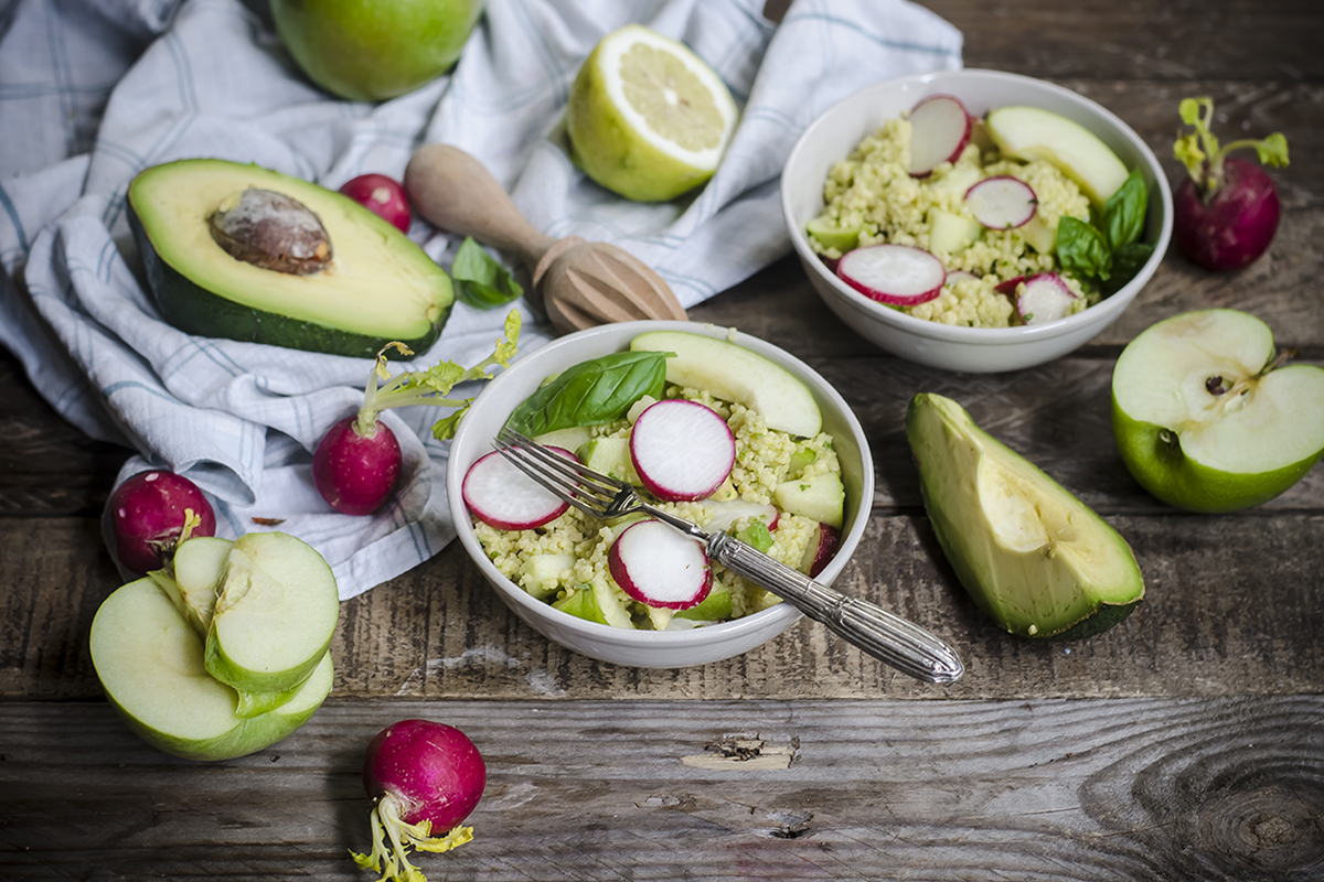 Ricette con miglio: 7 idee sane e nutrienti 3 Un piatto colmo di insalata di miglio e un paio di mele accanto