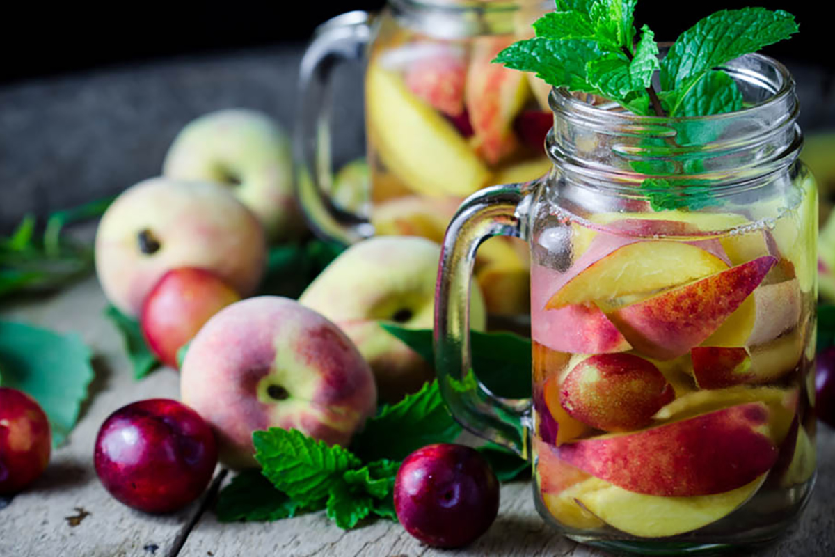 Ricette con le pesche: 8 idee sfiziose e leggere 8 ricette con pesche acqua detox pesca kiwi e melissa