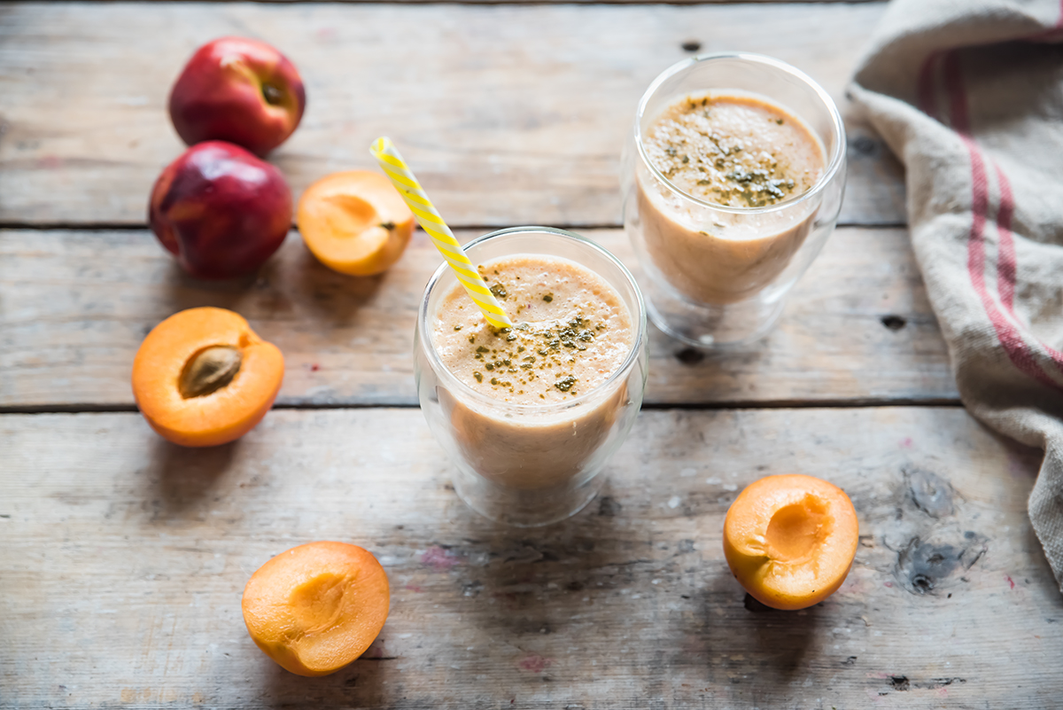 Ricette con le pesche: 8 idee sfiziose e leggere 5 ricette con pesche smoothie alla pesca