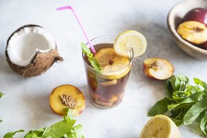 T&egrave; bianco con pesche, cocco, limone, menta