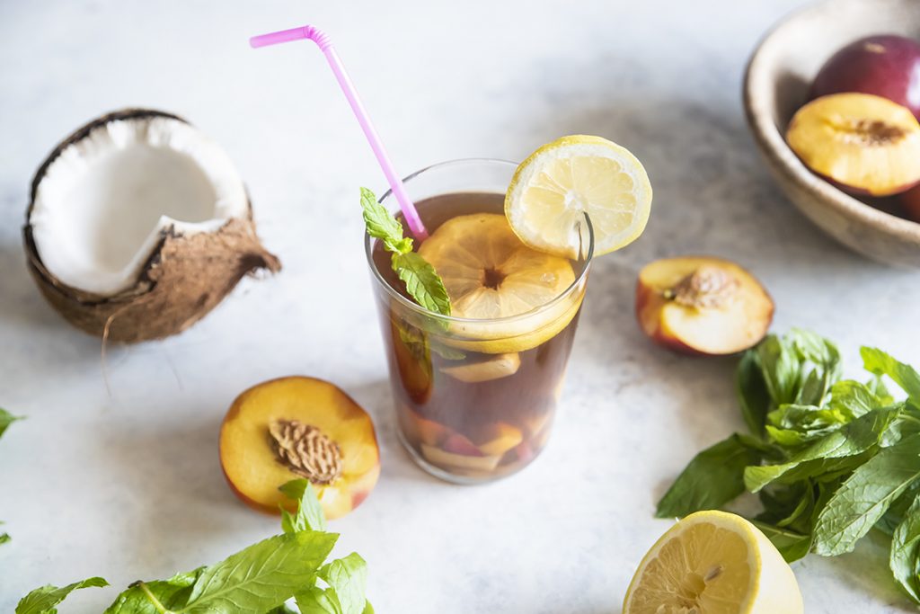 Tè freddo: 10 ricette per prepararlo in casa 5 te bianco con pesche cocco limone e menta