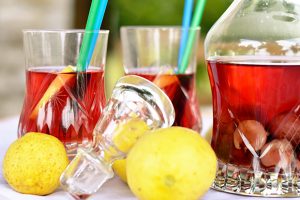 T&egrave; bianco con ciliegie e limone