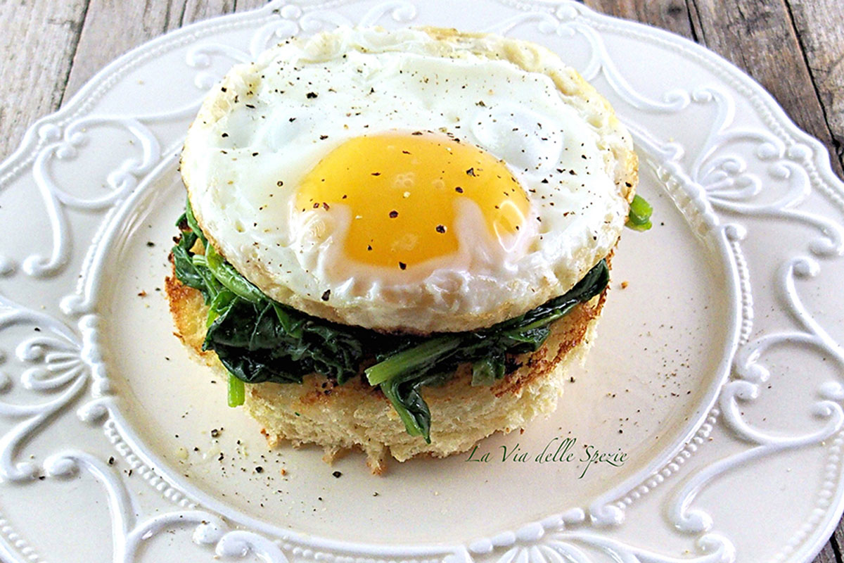 Bruschette: le migliori ricette sfiziose da provare 11 bruschette con spinaci e uova su un piatto bianco decorato