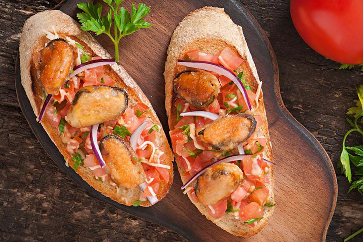Bruschette: le migliori ricette sfiziose da provare 10 bruschette cozze pomodori in primo piano