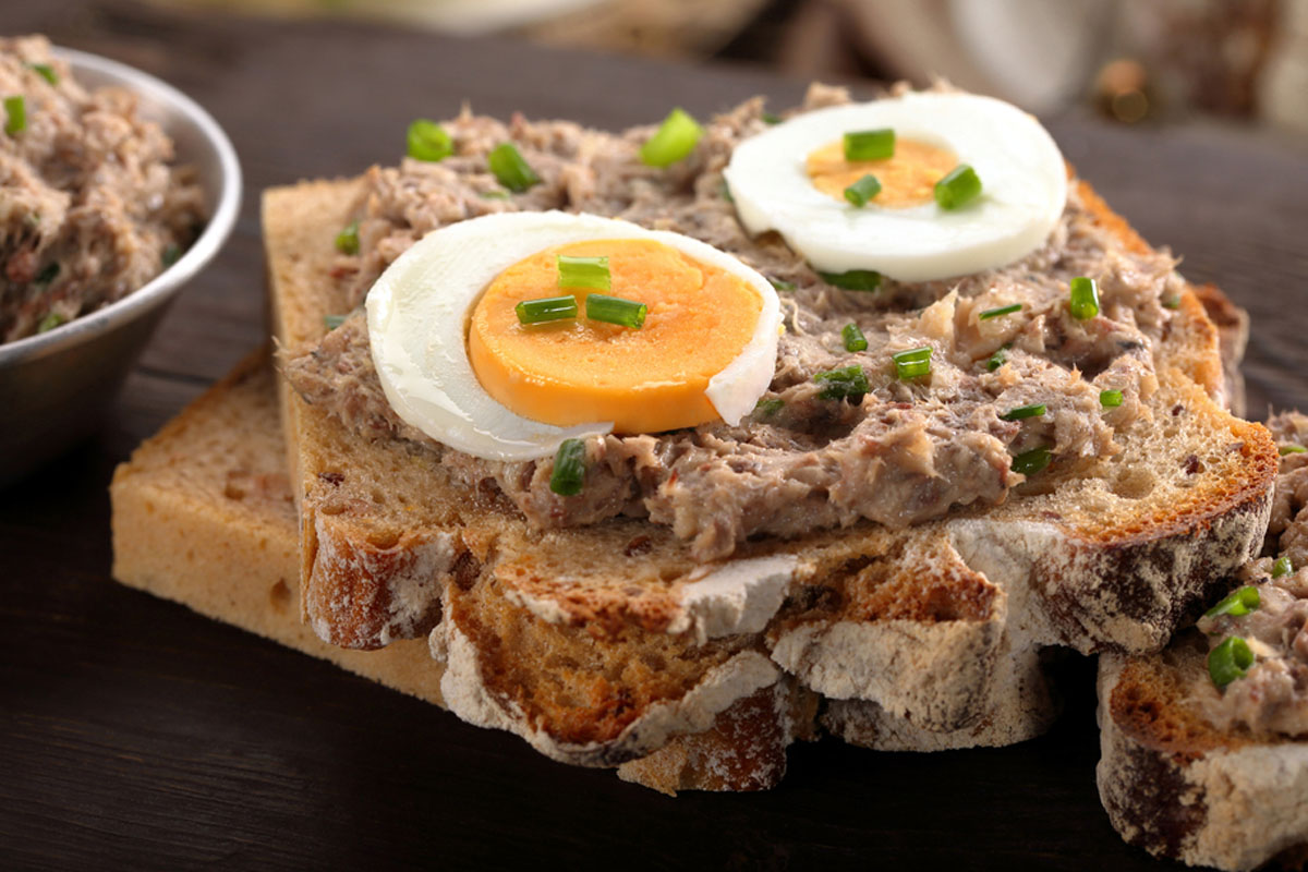 Bruschette: le migliori ricette sfiziose da provare 13 crostini mousse di tonno su un tagliere