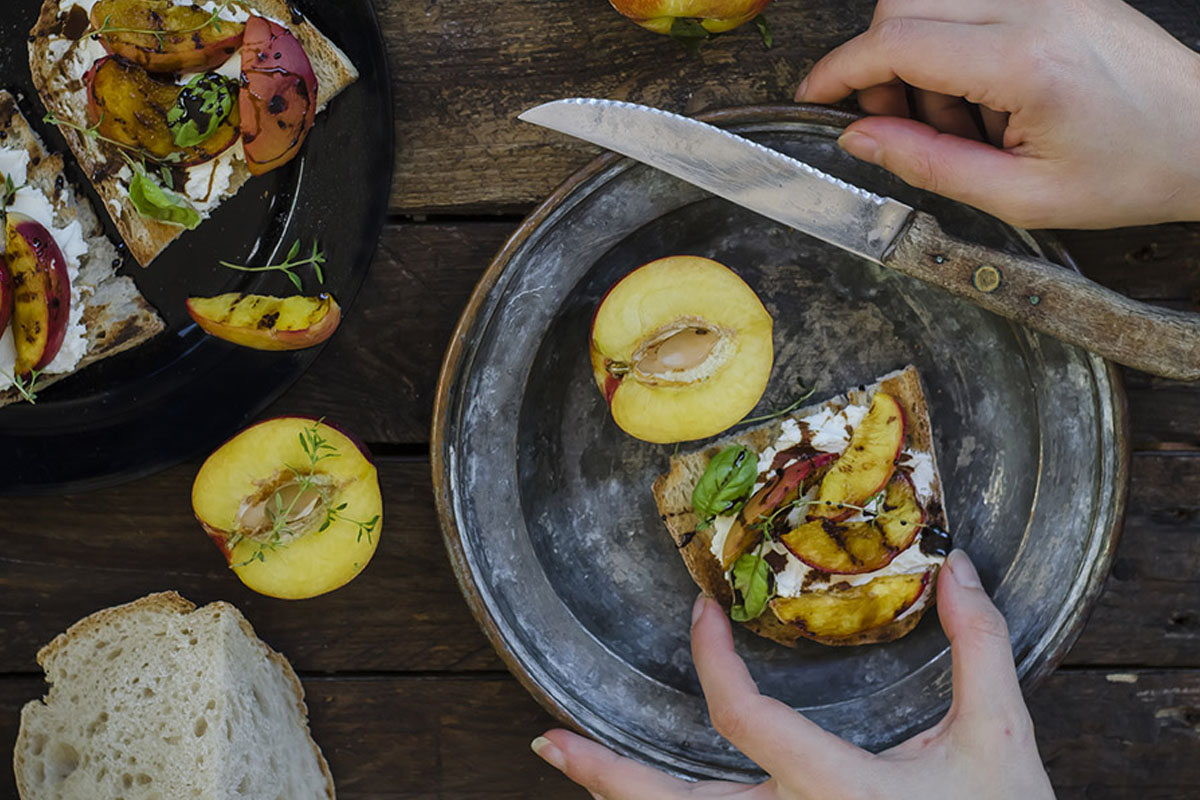 Bruschette: le migliori ricette sfiziose da provare 6 una bruschetta con pesche e caprino