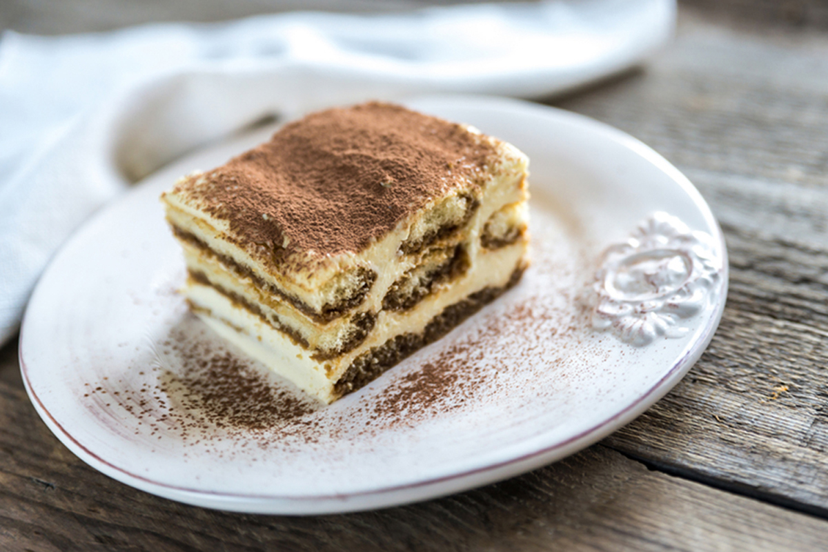 Ricette con ricotta: dagli antipasti ai dessert 25 piatto bianco con una porzione di tiramisù