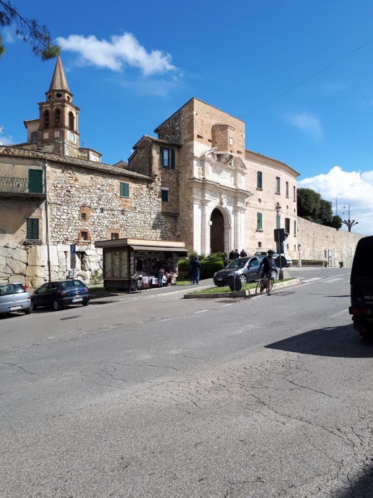 Umbria: a zonzo nel cuore verde dell’Italia 12 amelia porta romana
