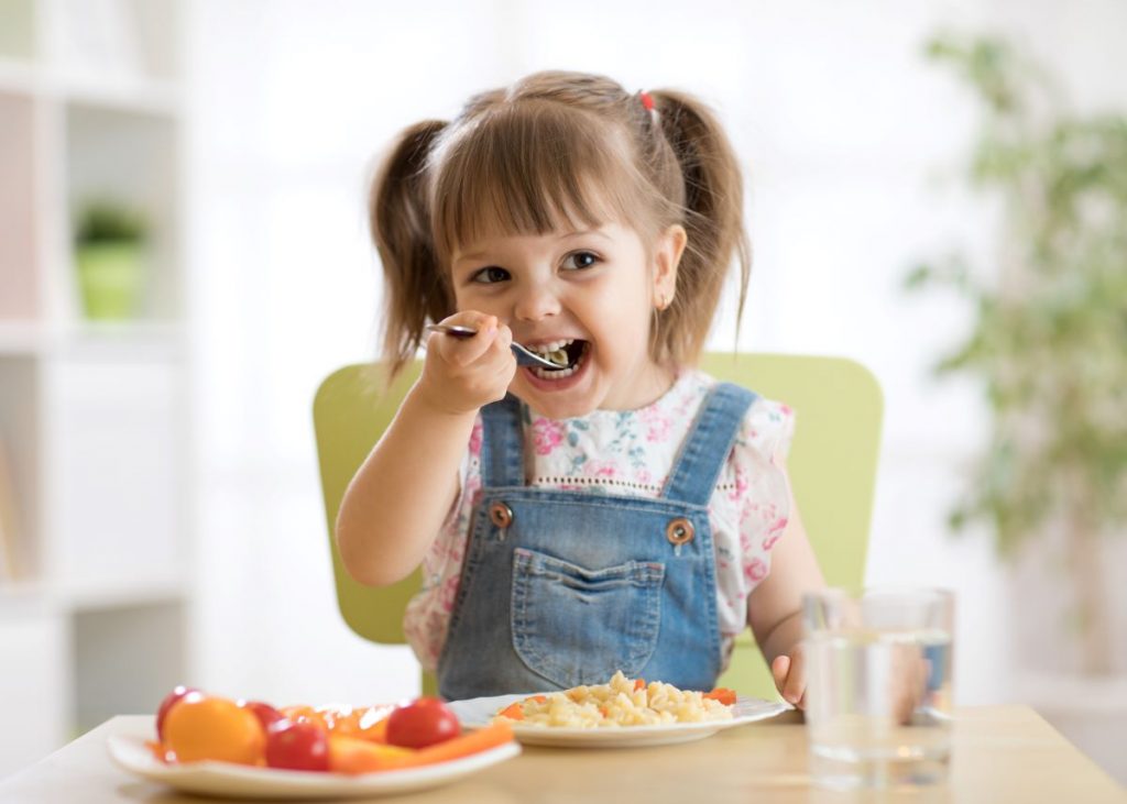 Bimbo di due anni in ospedale per denutrizione. I genitori: "siamo vegani e lo è anche lui" 2 bambini dieta equilibrata