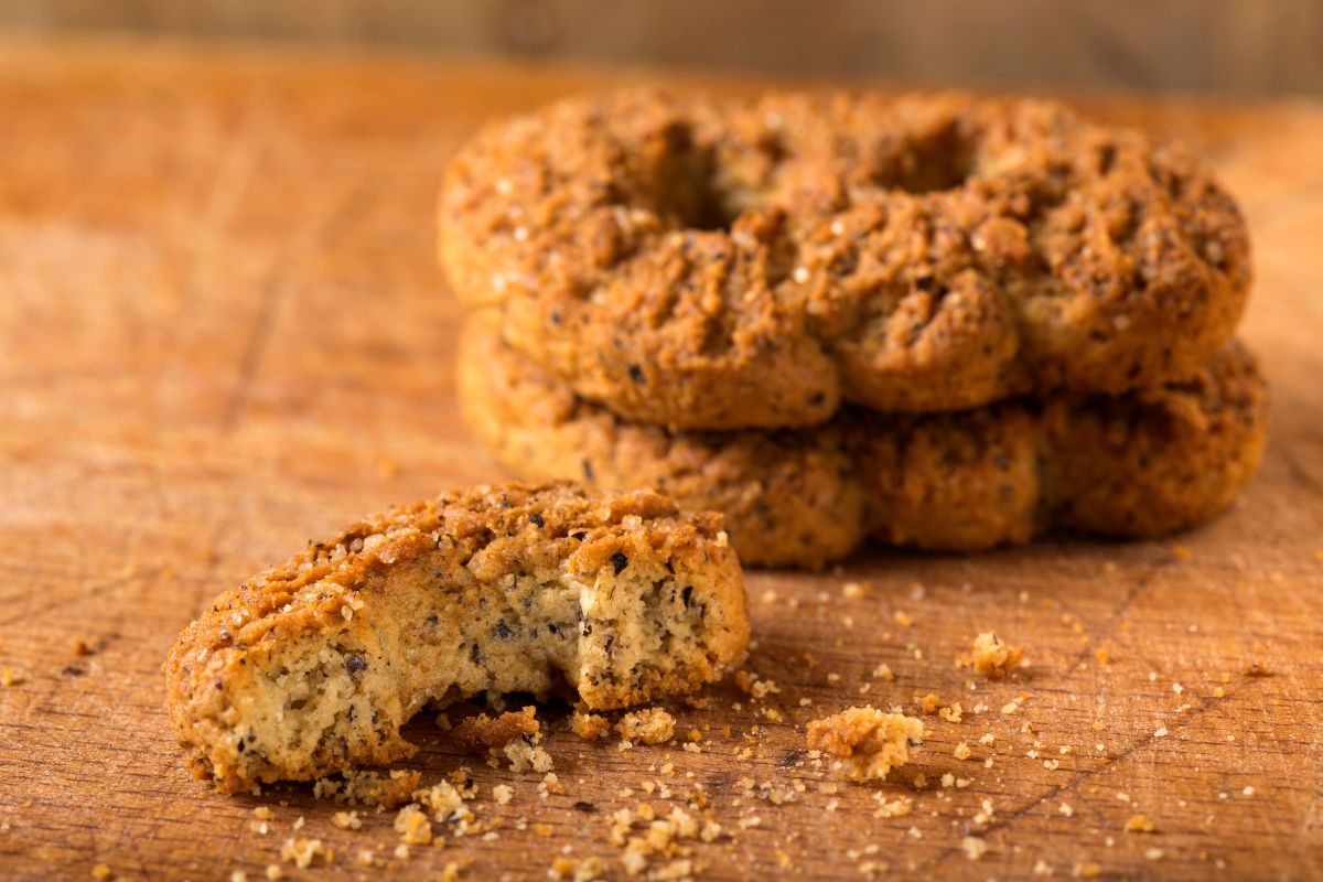 Farina di grano saraceno: l'alternativa senza glutine, ricette e come farla in casa 1 Due biscotti di grano saraceno su un tavolo