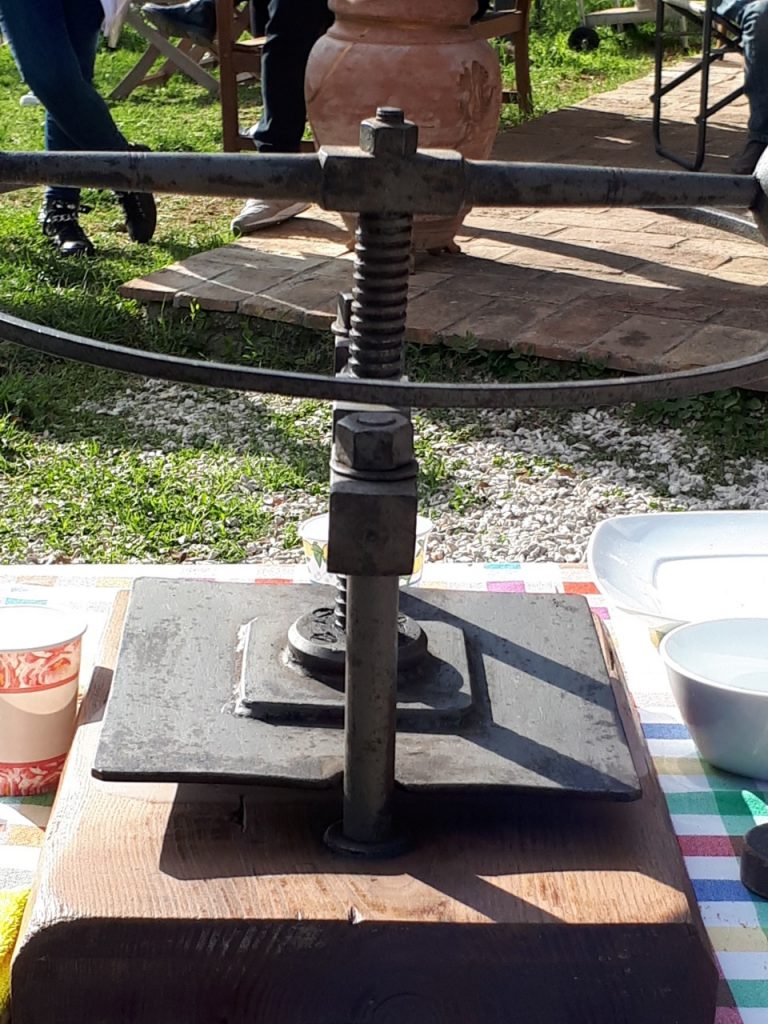 Umbria: a zonzo nel cuore verde dell’Italia 17 fichi girotti pressa per la preparazione