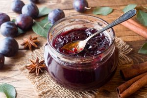 Marmellata di prugne fatta in casa: ricetta senza zucchero facile e genuina