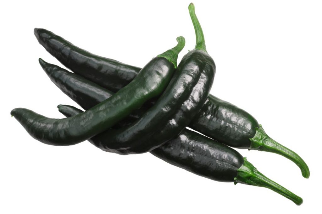 Peperoncini: le varietà del mondo dalle forme e colori più particolari, benefici e piccantezza 3 peperoncino-chilaca