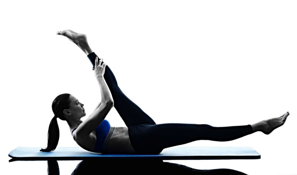 Dolori alla schiena bassa: prova questi semplici esercizi di stretching per stare meglio 3 mal di schiena: stretching gamba tesa