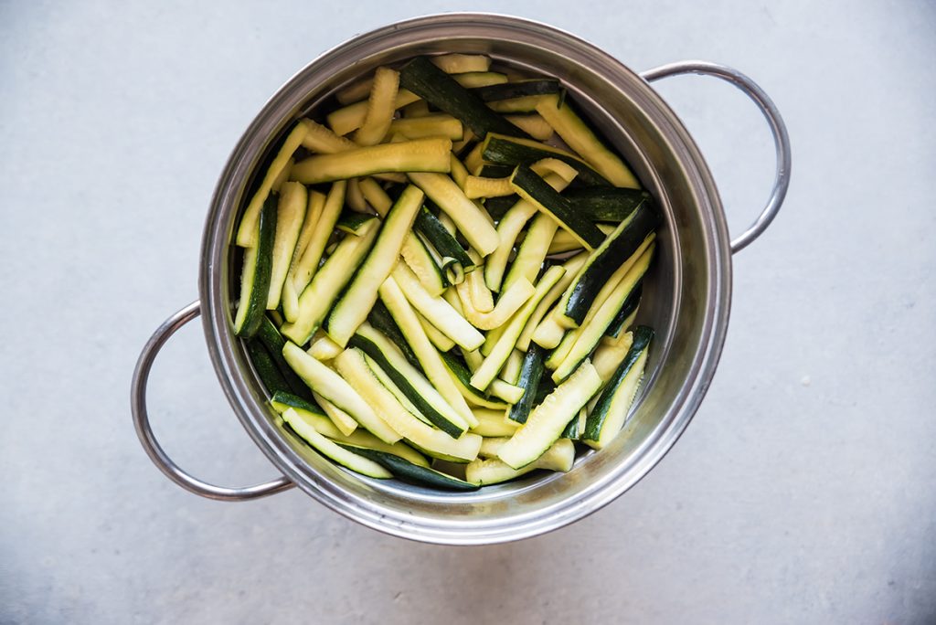 Zucchine sott'olio: la ricetta facile e gustosa 4 zucchine sottolio tre
