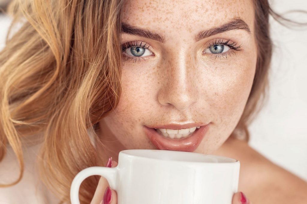 Gli straordinari benefici del caffè per la pelle di viso e corpo 2 bere-caffè-benefici