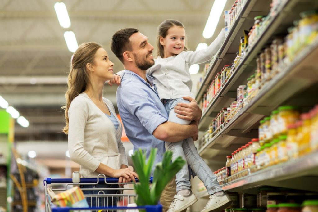 Come risparmiare sulla spesa e mangiare sano 1 fare-spesa-famiglia