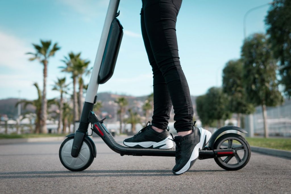 Fitness trend 2020: dalle piattaforme galleggianti alla corsa consapevole. Ecco tutte le novità 1 monopattino-allenamento