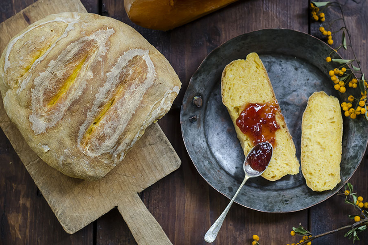 Ricette con la zucca: le migliori idee sane e gustose 30 forma di pane su tagliere e fette di pane con marmellata in piatto tondo scuro