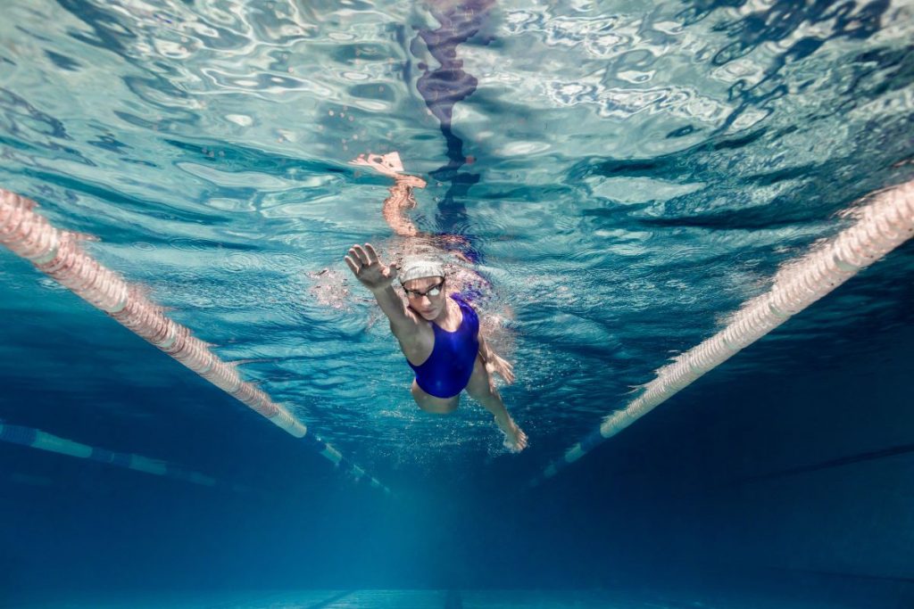 Nuoto libero in piscina: cosa mangiare prima e dopo, per un allenamento sicuro 1 piscina-cibo-leggero