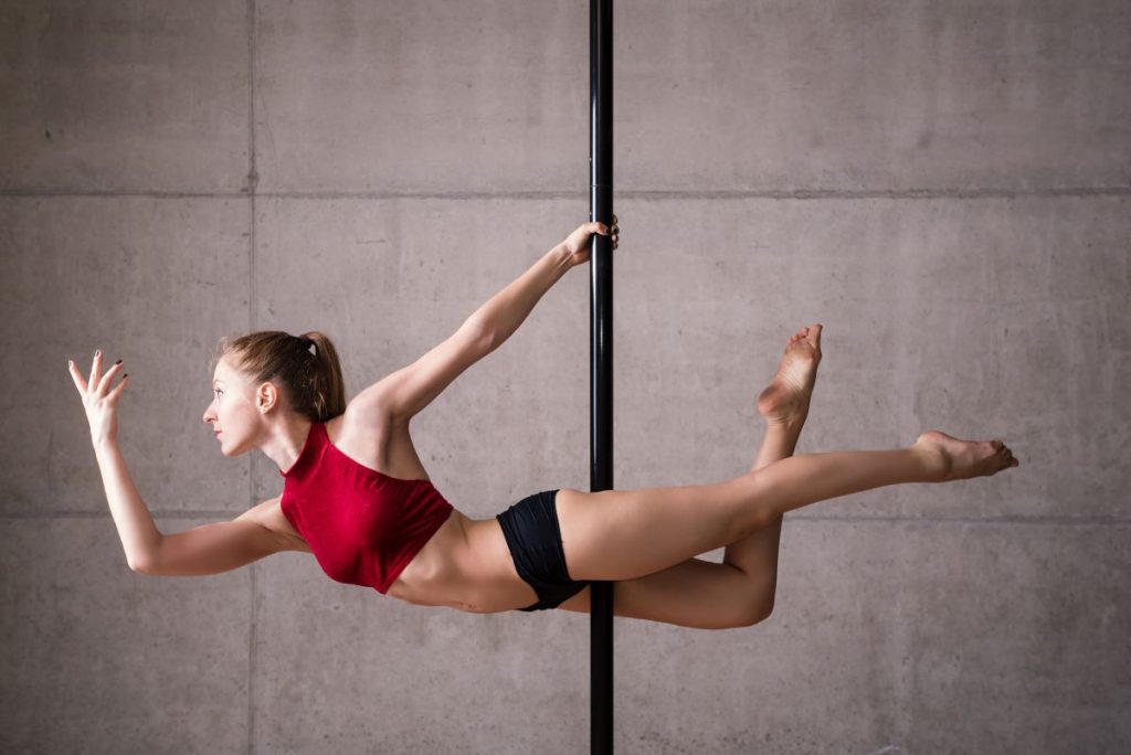 La Pole Dance fa dimagrire e non solo. Otto motivi per cui dovresti provarla quest’inverno 1 pole-dance-benefici