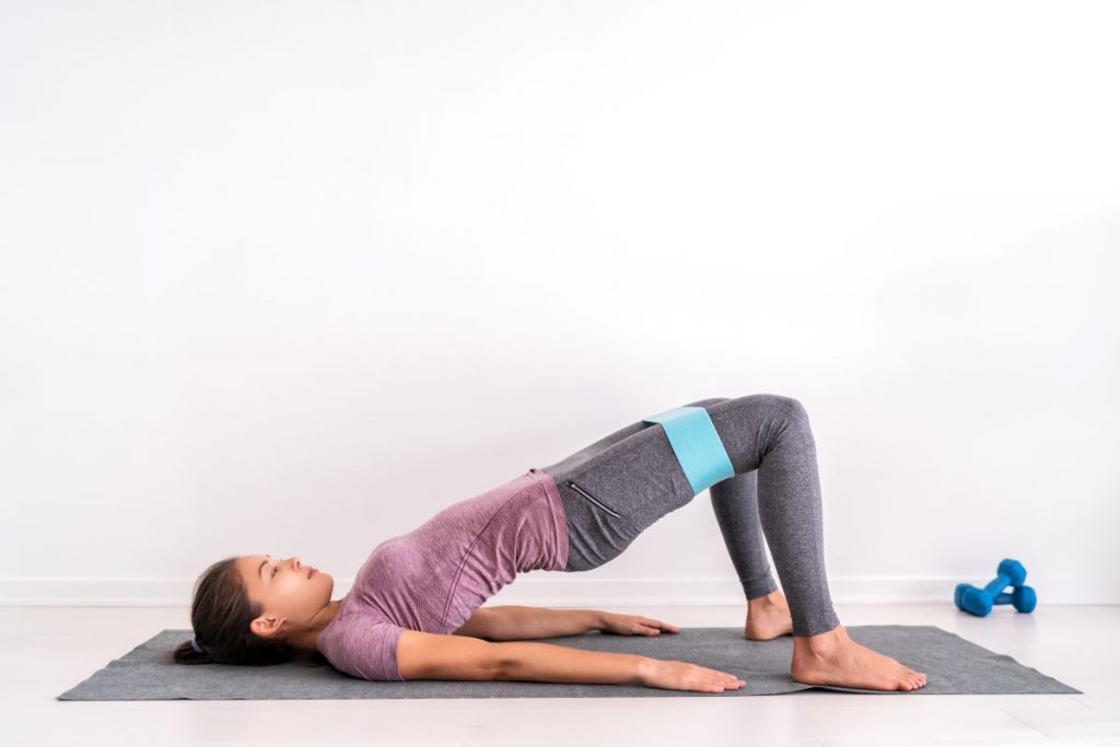 Gambe, addominali e glutei: gli esercizi per tonificarli con la banda elastica 1 ponte-fascia-elastica