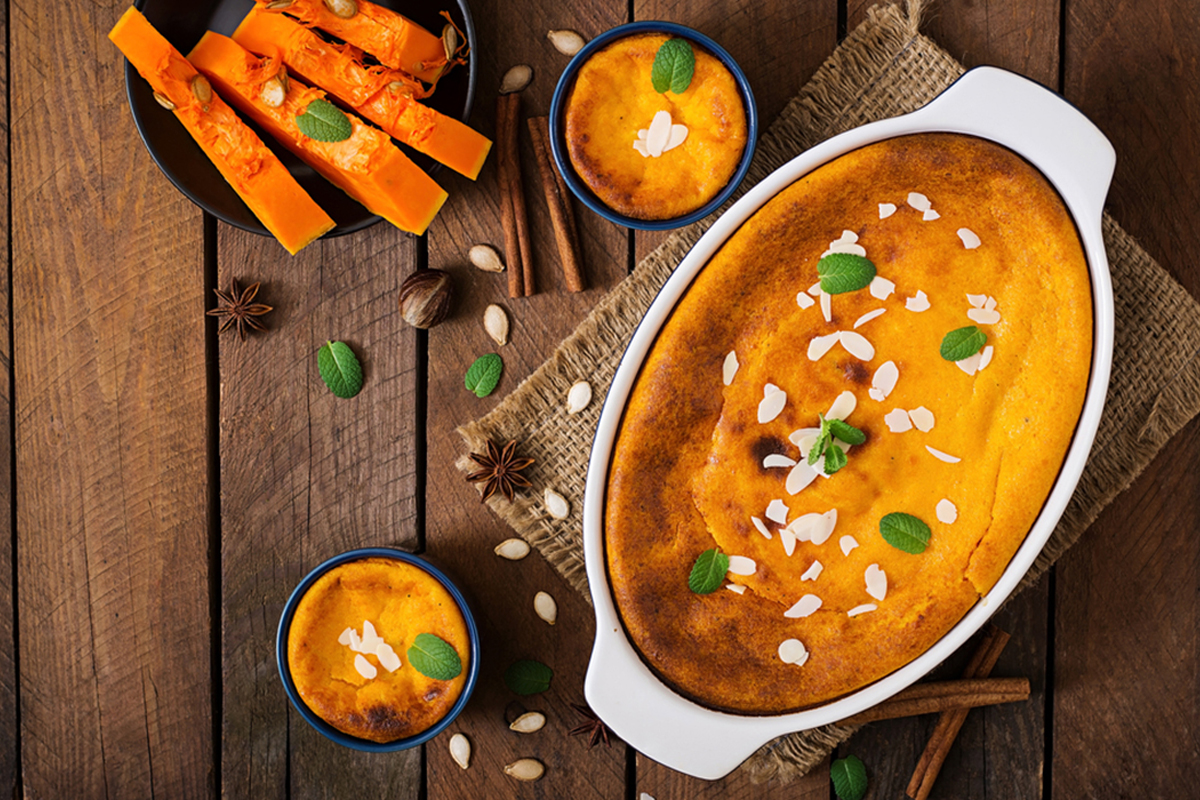 Ricette con la zucca: le migliori idee sane e gustose 21 teglia ovale con lo sformato di zucca, due coppe piccole di sformato e fette di zucca intorno
