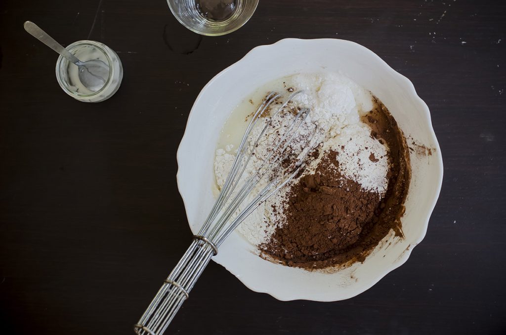 Torta light al cacao e yogurt: un dolce soffice e veloce da preparare 3 torta light cacao mescola farina