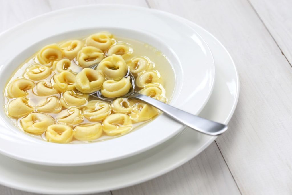 Tortellini senza maiale: si può fare? Storia e sapori della tipica pasta bolognese 2 tortellini-bolognesi