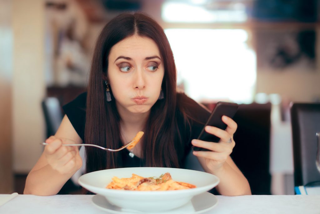 3 trucchi per alzarti da tavola più sazio (senza mangiare di più!) 2 trucchi sazietà: non mangiare davanti alla televisione