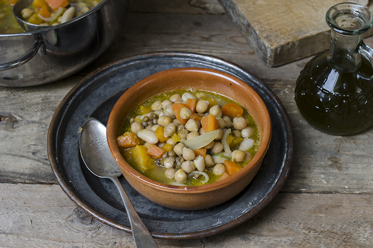 Ricette con carote, idee light e facili da realizzare 20 zuppa di legumi con carote