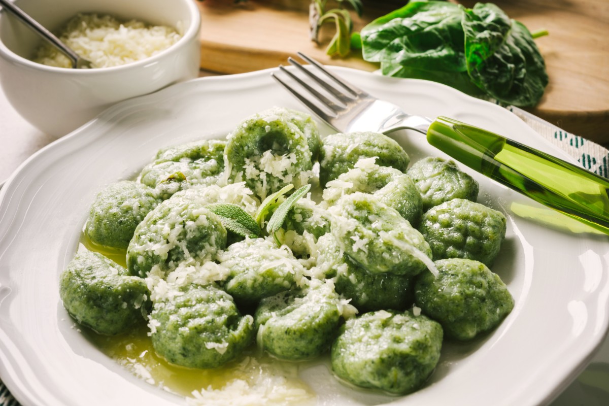 Ricette con spinaci: proposte veloci e sane per fare il pieno di vitamine 11 ricette con spinaci: gnocchi patate e spinaci